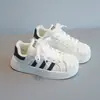 Zapatos de Lona con Cabeza de Concha para Niños 2026 Otoño Nuevos Transpirables Zapatos para Niñas Zapatos Deportivos para Niños Estilo Primavera y Otoño Zapatos Blancos Pequeños