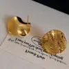 Pendientes Redondos Europeos y Americanos Transfronterizos con Textura Dorada Hielo Triturado, Pendientes de Botón Metálicos de Moda de Lujo Ligero con Textura Irregular