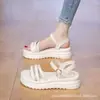 Sandálias Rasteirinhas para Mulheres, Novo Estilo Verão 2026, Estilo Fada, Sola Grossa, Fashion, Versátil, Strass, Sapatos Romanos de Praia para Exterior