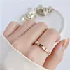 Anel de aço titânio feminino inglês com diamante ouro rosa 18k anel de aço inoxidável anel de par para casais joias de temperamento vermelho da internet