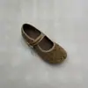 CHICGIRLVintage Camurça Bolinhas Sola Macia Baixa Versátil Sapatilha Mary Jane para Mulheres com Design de Bico Dividido