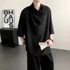 Camiseta masculina de seda gelada com caimento solto, estilo fino de verão nicho com manga curta, cor escura, novo estilo chinês com design de gola alta sobreposta