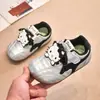 Zapatillas deportivas para niñas, parte superior de malla transpirable, nuevo estilo 2026, zapatillas tipo "dad shoes" para niños, suela suave, zapatillas de correr para niñas de 3 a 12 años, zapatillas sencillas.