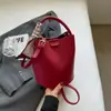 Bolsas Nicho Coreanas para Mulheres 2025 Nova Bolsa de Ombro Vermelha Versátil de Alta Qualidade Bolsa Transversal Feminina Bolsa de Mão Bolsa Balde