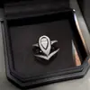Nuevo Anillo de Gota de Agua para Mujer Diamante Azul Anillo de Diamante V Dorado Diseño de Nicho de Moda Corona en Forma de V Propuesta Anillo en Forma de Pera