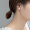 Pendientes Nalan S925 de plata con forma de hueso de oreja, sin orificio para la oreja, con cuentas de concha y perlas sintéticas, con forma de cruz para mujer, G9232