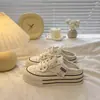 Meias Pantufas Fechadas com Solado Grosso para Mulheres, Novo Estilo Primavera/Verão 2026, Versátil para Uso Externo, Aumentam a Altura, Sandálias Casuais de Lona sem Costas