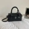 Otoño 2026 Nuevo Estilo Coreano Lindo Colgante de Oso con Patrón de Lichi Bolso de Mano y Bolso Cruzado para Mujer, Bolso de Viaje Moderno y Versátil