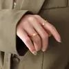 Anillo para Mujer de Diseño de Panal Hueco Pequeño Fresco Japonés y Coreano Acero de Titanio Chapado en Oro de 18k Joyería Estilo Frío Ins para Mujer A274