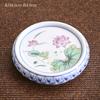 Tapa de cerámica vintage pintada de azul y blanco con patrón sinuoso, soporte para tapa de tetera de arena púrpura, posavasos, soporte para olla pequeña, posavasos, soporte