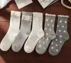 Cordones con zapatos de cuero pequeños estilo japonés calcetines finos de media pantorrilla con lunares apertura amplia de verano no constriñen el pie calcetines fruncidos adelgazantes