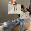 Nova sacola portátil duty-free sacola de loja de roupas de moda de alta qualidade sacola de embalagem para presente impermeável portátil de mão presente