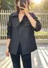 Foto real del nuevo abrigo casual corto para mujer estilo nicho vintage 2026 con cuello de solapa, botones de doble botonadura y corte holgado