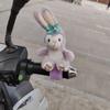 Decoraciones para Bicicletas y Bicicletas Eléctricas: Figura de Conejo Morado Acostado en una Motocicleta, Pequeño Adorno Colgante, Pulsera de Bofetada, Pulsera a Presión