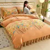 Juego de Cuatro Piezas de Terciopelo de Leche Engrosado para Invierno (4-4.5 kg) Juego de Ropa de Cama de Coral Fleece Otoño/Invierno con Faldón de Cama, Venta Directa de Fábrica, Venta al por Mayor y Dropshipping