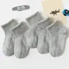 Calcetines para Niños de Color Puro de Media Caña Calcetines Antideslizantes para el Piso de Niños Calcetines Blancos para Estudiantes Calcetines Deportivos para Niñas Otoño e Invierno