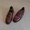Sapatos Mocassins Estilo Britânico para Mulheres 2026 Primavera e Outono Novo Estilo Fivela de Metal Slip-On Moda Versátil Bico Redondo Salto Bloco Sapatos de Couro