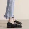 Mocassins femininos em couro macio estilo francês, novo modelo outono 2026, sapatos rasos sem cadarço para o dia a dia com solas macias