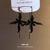 Pendientes de Gancho con Colgante de Flor Pintada en Spray de Metal 2026 Nuevo Estilo Pendientes de Lujo Ligero de Alta Gama Pendientes Únicos de Nicho con Temperamento para Mujer