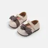 Zapatos pequeños de cuero de color liso para niña, nuevo estilo otoño 2026, suela suave para niños, antideslizantes, de cuadros, con lazo, zapatos de una sola pieza