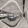 Las mamparas de oficina se pueden personalizar con mamparas de vidrio curvas, mamparas de vidrio de aleación de aluminio y muros divisorios.. Los fabricantes ofrecen mediciones gratuitas