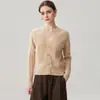 Suéter de tricô de cashmere com listras verticais e acabamento em renda feminina, nova coleção outono/inverno 2026, modelo justo que valoriza a silhueta