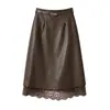 Falda de Cuero para Mujer 2026 Otoño/Invierno Sentido del Diseño Dobladillo Empalmado con Encaje Falda Midi de 5 Puntos Falda de Cuero PU de Longitud Media de Cintura Alta en Línea A Mujer