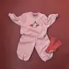 Nueva camiseta linda estampada estilo coreano para niñas, con tejido agradable a la piel, y sudadera estampada para niñas, colección otoño 2026, para niñas jóvenes y de mediana edad