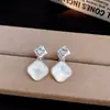 Pinzas para Orejas Rombo con Zirconia y Madreperla Bañadas en Oro Real de 18K para Mujeres Sin Perforaciones, Pendientes de Nicho con un Toque de Lujo Ligero y de Alta Gama