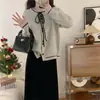 Cardigan Tricotado Doce com Laço Colorido Contrastante Feminino Nova Coleção Primavera e Outono Estilo Gentil Solto Emagrecedor Casaco Suéter para Mulheres Baixas