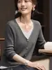 Top de punto elegante de algodón y seda con cuello en V, falso dos piezas, bloques de color, manga larga para mujer, nuevo otoño 2026, top suave para mujer