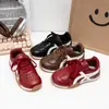 Zapatos para niñas 2026 otoño nuevo zapatillas deportivas infantiles casuales ligeras para niñas moda rojo zapatos de entrenamiento alemanes