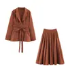 Traje de dos piezas para mujer con falda plisada, estilo para ir al trabajo, cintura ajustada, chaqueta de manga larga con detalle de corbata y falda larga. Venta al por mayor transfronteriza, disponible en 12 colores