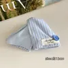 Pinza para el pelo triangular de patchwork a rayas azules frescas para mujer, adecuada para recogidos, pinza de tiburón con un toque de alta gama y elegancia