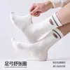 Calcetines deportivos para hombre hasta la pantorrilla hechos de algodón de Xinjiang con rayas de letras, absorbentes del sudor, transpirables, de alta elasticidad, reforzados, calcetines casuales de moda, en stock en la fábrica