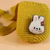 Broche de tecido de coelho com florzinha feito à mão, adequado como um acessório multifuncional para roupas, calças, bolsas, lenços, chapéus e mochilas.