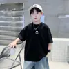 2026 Verão Novo Estilo Camiseta Infantil Americana Tendência Legal Desenho Animado Estampado Manga Curta Casual para Meninos Gola Redonda Confortável