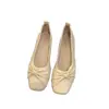 Elegantes sapatilhas de couro macio e sola macia em estilo francês para mulheres, nova coleção outono 2026, sapatos baixos para combinar com saias, sapatos confortáveis para mães, sapatos para avós