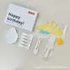 Utensilios para pastel cumpleaños juego de regalo de seis piezas tienda de repostería juego de suministros para fiesta al por mayor juego de cubiertos y platos desechables