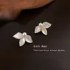Brincos Elegantes Estilo Francês com Flor de Concha Natural, Moda de Luxo Leve, Tarraxas de Pérola Estilosas, Brincos Super Feéricos para Mulheres com Sensação de Alto Padrão