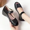 Sandalias de cuña de cuero suave con suela blanda para mujer, nuevo estilo de verano 2026, sandalias tipo mom de plataforma con suela gruesa y puntera abierta, zapatos huecos perforados