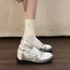 Zapatos Mary Jane estilo ballet con diseño para aumentar la altura, caracterizados por un tacón grueso, una punta poco profunda y un look versátil y moderno, perfectos para la temporada de otoño 2026, y asegurados con una correa de velcro.