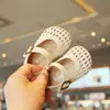 Zapatos Pequeños de Cuero para Niñas, Zapatos Tejidos de Punta Redonda, Sandalias de Verano Huecas Transpirables, Zapatos Planos Infantiles 2025, Hebillas, Versátiles y Modernos