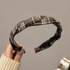Faixa de Cabelo Trançada Estilo College para Mulheres, Acessório de Cabelo Versátil para Outono e Inverno com Alta Pressão na Coroa e Design Elegante