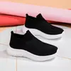Nuevas zapatillas informales de gran tamaño con agujeros y tejido de mosca para parejas, zapatos casuales bajos, zapatos casuales, zapatos de moda con chanclas.