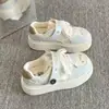 2026 Primavera/Outono Novo Fofo Divertido Gatinho Baixo Fofo Velcro Sola Grossa Sapatos Brancos Femininos Cadarço Frontal Tênis Esportivos