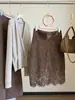 Falda midi de encaje flocado estilo francés para mujer, nueva colección de otoño, de talle alto, adelgazante, ajustada al cuerpo, elegante y versátil
