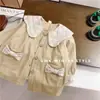 Casaco de outono para meninas, novo estilo de sobretudo de renda infantil, coleção primavera e outono, roupa de outono estilosa e da moda para meninas pequenas, comprimento médio, qualidade de exportação