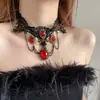 Collar de encaje color rubí oscuro estilo gótico, un sofisticado choker con borlas, un accesorio de cuello de moda para Halloween, diseñado para mujeres