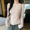 Camiseta de Manga Larga con Cuello Redondo y Botones al Frente K2612 para Mujer Otoño Temprano Hombro Normal Corte Ajustado Favorecedora Ropa Interior Manga Campana Top Básico